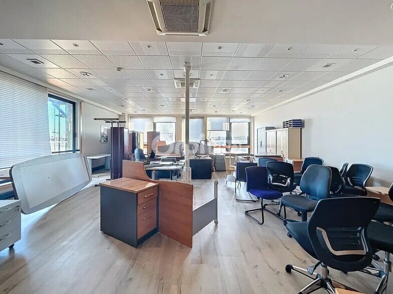 Office in Saint-Quentin for lease - Interior Photo - Image 2 of 3