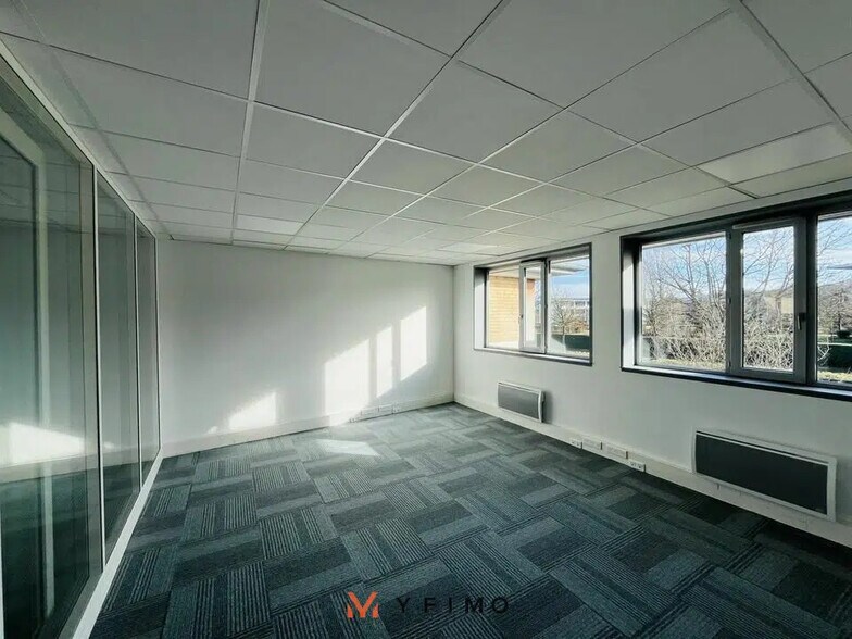 Office in Voisins-le-Bretonneux for lease - Interior Photo - Image 2 of 4