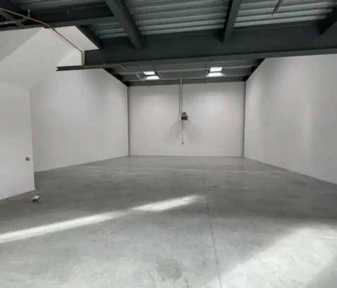 Office in Corbeil-Essonnes for lease - Interior Photo - Image 2 of 9