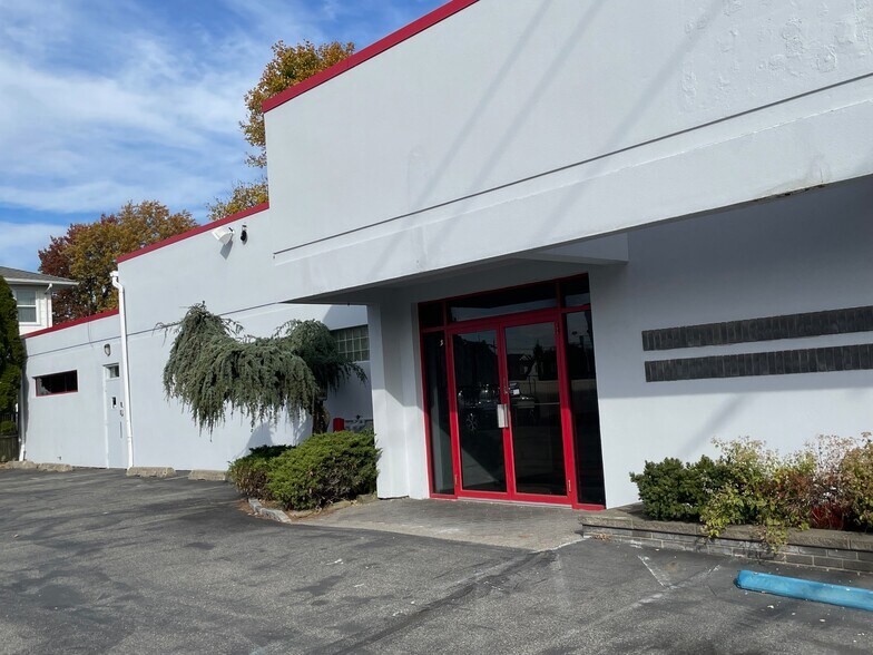 100 E Jericho Tpke, Mineola, NY for sale - Primary Photo - Image 1 of 1