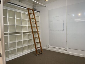 1231 NW Hoyt St, Portland, OR for lease Interior Photo- Image 1 of 5