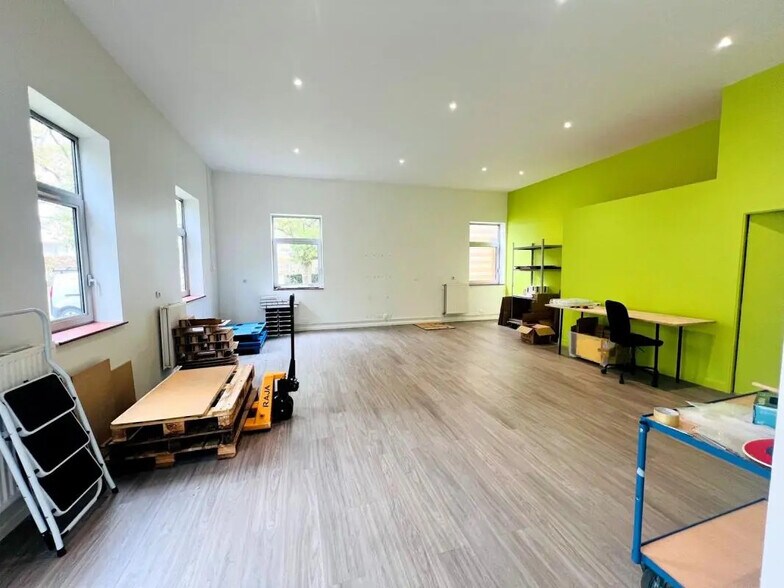 Flex in Voisins-le-Bretonneux for lease - Interior Photo - Image 3 of 8