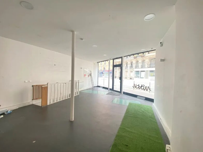 Retail in Paris for lease - Building Photo - Image 2 of 4