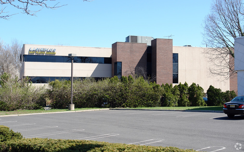 351 Evelyn St, Paramus, NJ for lease - Primary Photo - Image 1 of 3