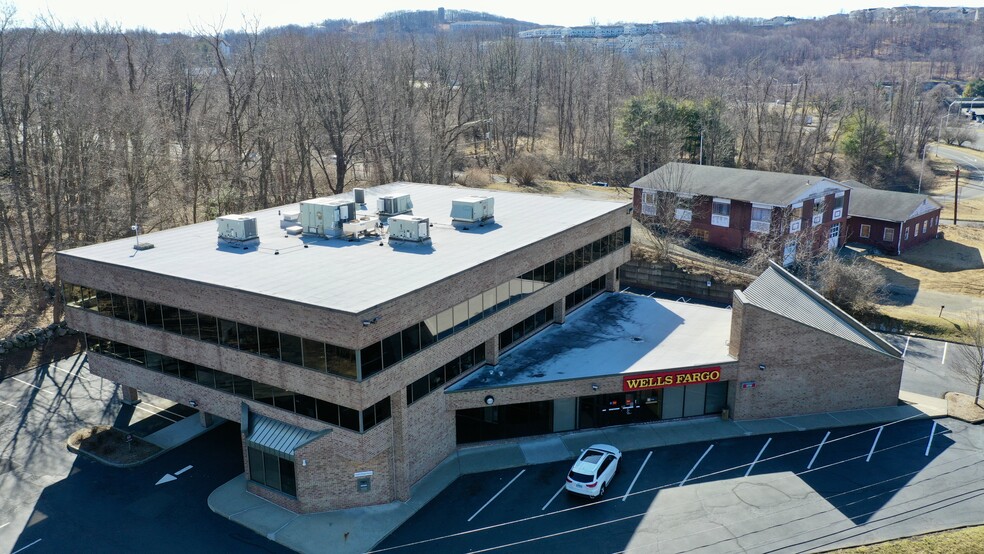 108 Mill Plain Rd, Danbury, CT for lease - Building Photo - Image 1 of 4