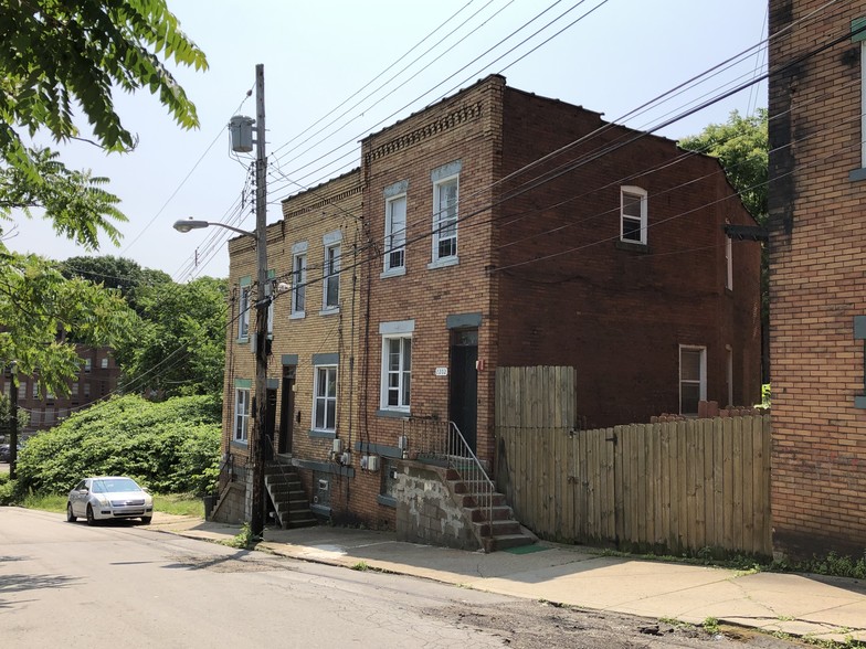 2202 La Place St, Pittsburgh, PA for sale - Primary Photo - Image 1 of 1