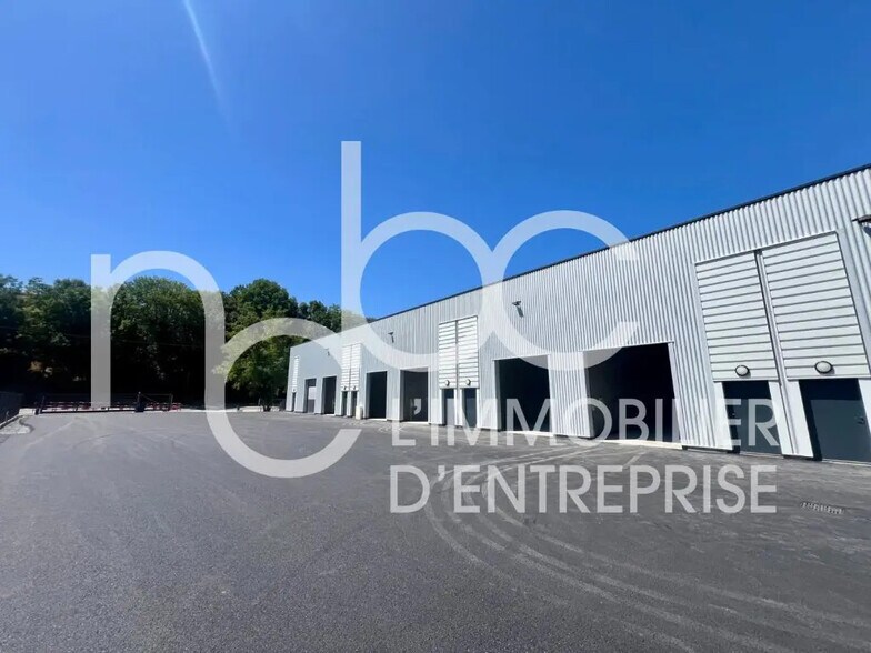 Flex in Saint-Germain-Nuelles for sale - Building Photo - Image 3 of 9