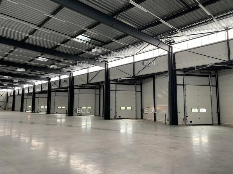 Industrial in Le Coudray-Montceaux for lease - Interior Photo - Image 3 of 6