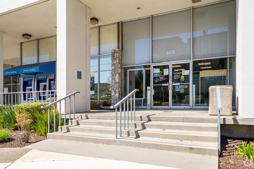 608-620 San Antonio Rd, Mountain View, CA for lease - Building Photo - Image 3 of 8