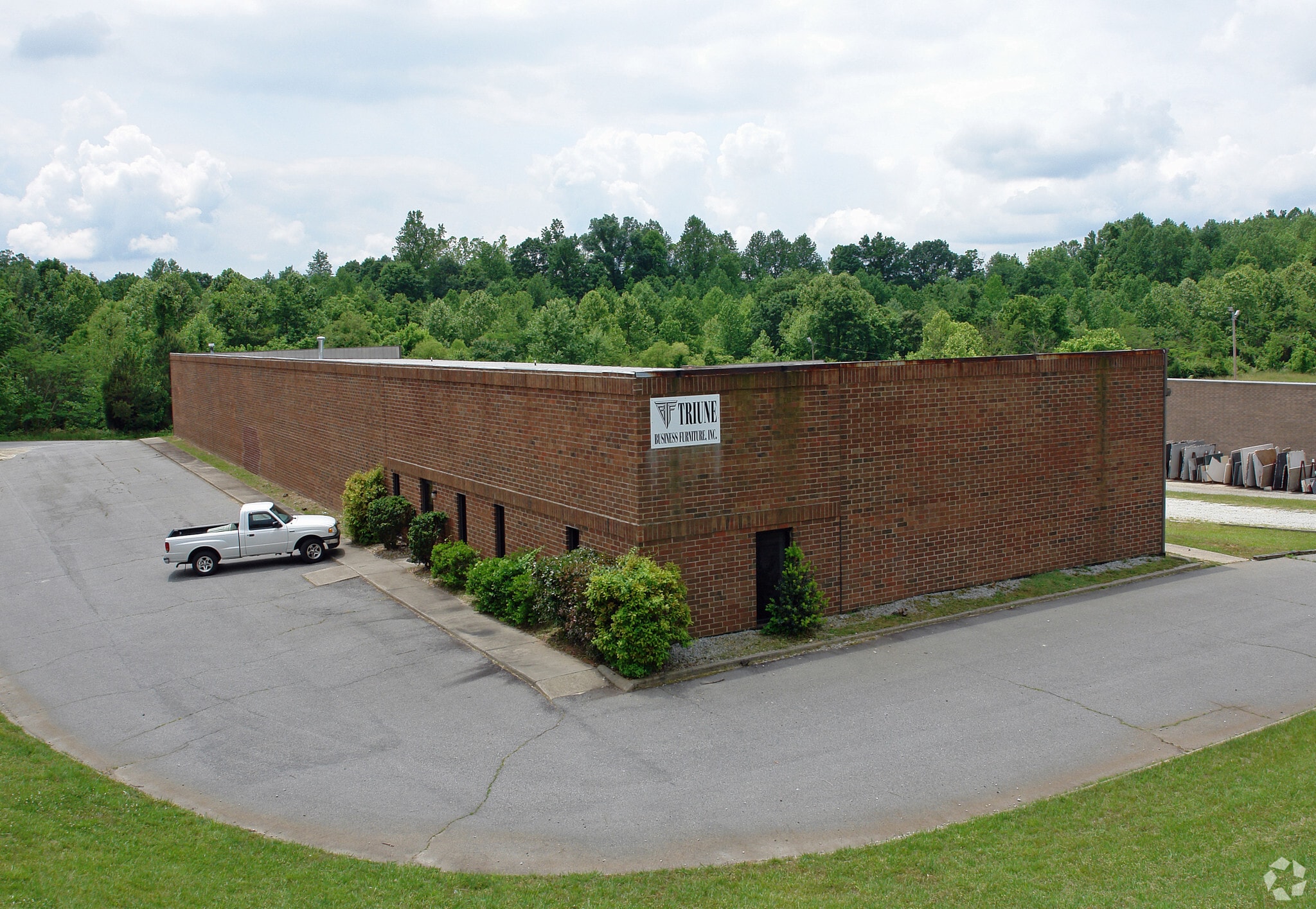 1101 Roberts Ln, High Point, NC for lease Primary Photo- Image 1 of 8