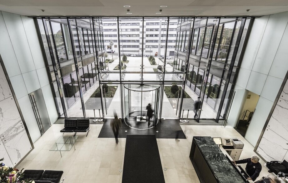 Calle de la Mahonia, 2, Madrid, Madrid for lease - Building Photo - Image 3 of 5