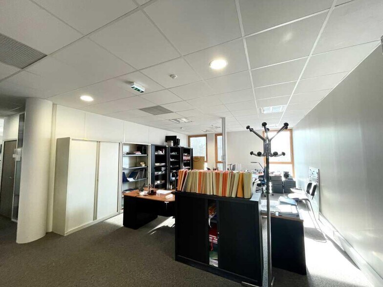 Office in Rouen for lease - Building Photo - Image 3 of 9