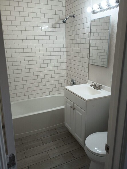 2524 McCarran St, North Las Vegas, NV for sale - Interior Photo - Image 2 of 7