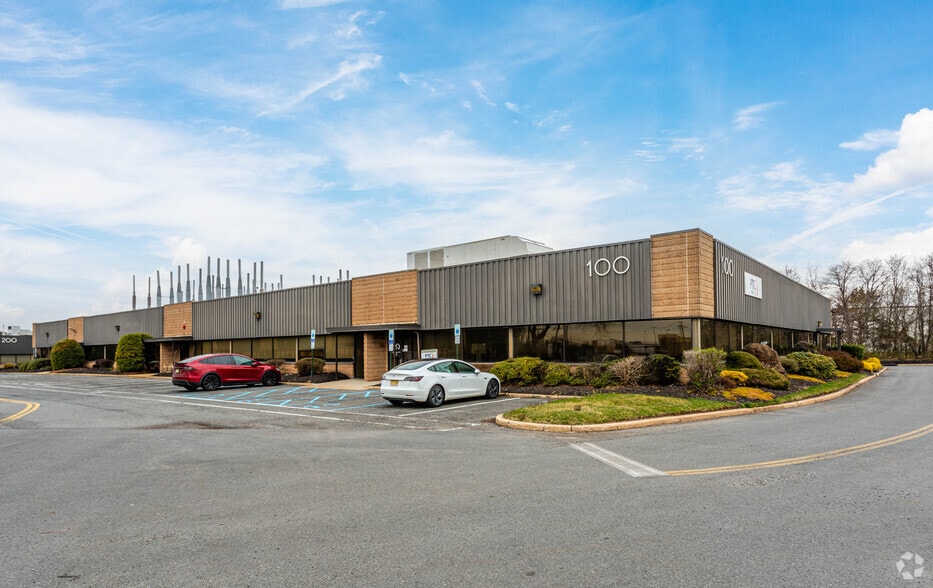 100 Corporate Ct, South Plainfield, NJ for lease - Building Photo - Image 2 of 3