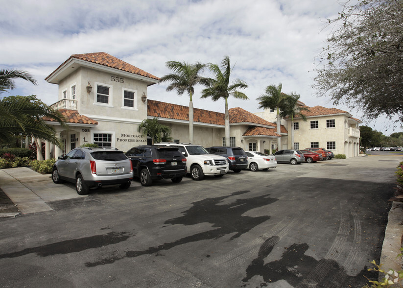 555 S Pompano Pky, Pompano Beach, FL for lease - Primary Photo - Image 1 of 14