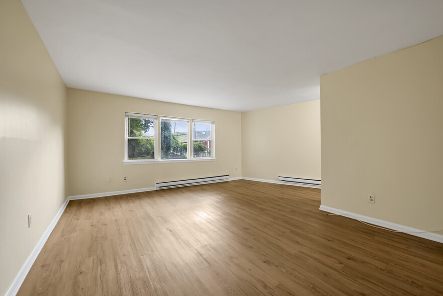 3908 Little Neck Pky, Douglaston, NY for lease - Building Photo - Image 1 of 14