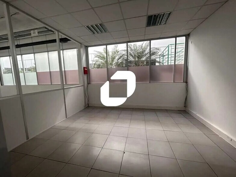 Office in Bezons for lease - Interior Photo - Image 3 of 18