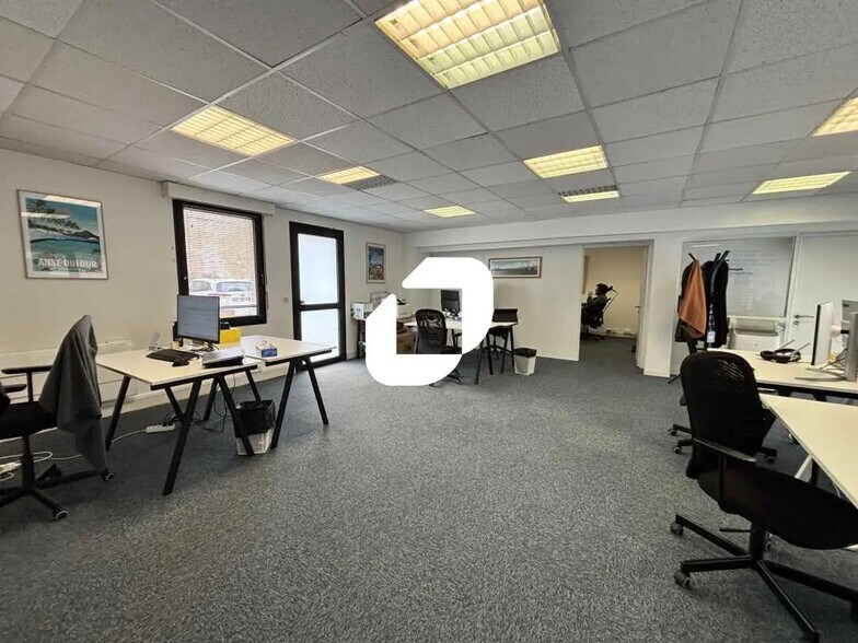 Office in Bordeaux for lease - Interior Photo - Image 1 of 6