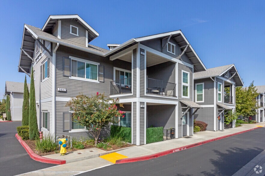 2627-2667 Ashlan Ave, Clovis, CA for sale - Primary Photo - Image 1 of 1