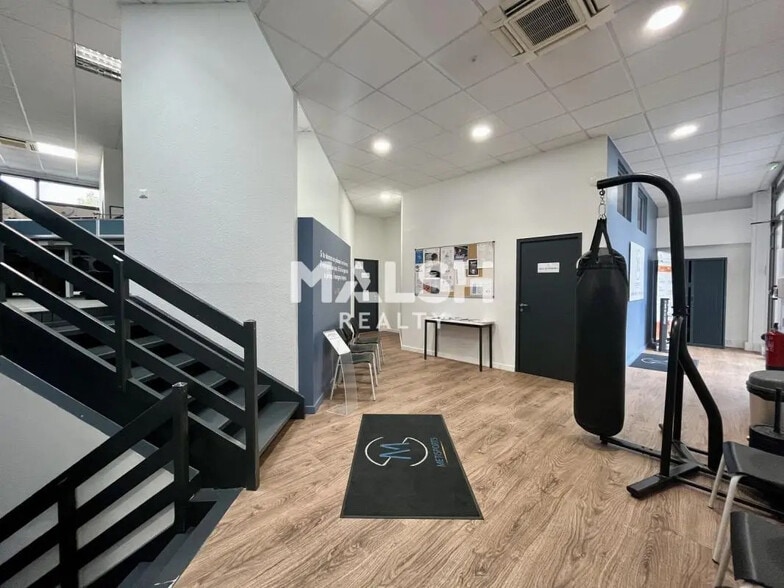 Office in Bron for lease - Interior Photo - Image 2 of 15