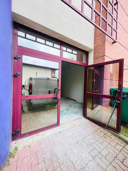 Office in Voisins-le-Bretonneux for lease - Building Photo - Image 3 of 4