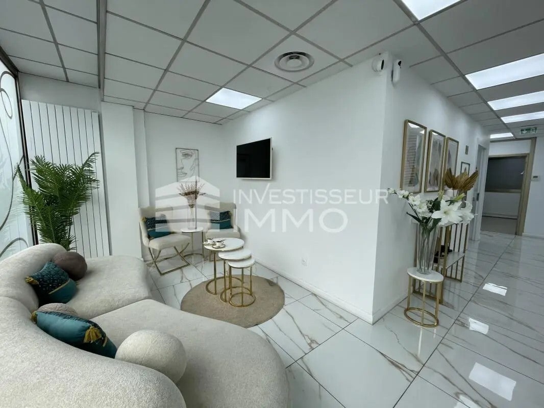 Retail in Saint-Maur-des-Fossés for lease Interior Photo- Image 1 of 5