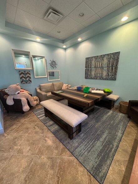 5500 Bryson Dr, Naples, FL for lease - Interior Photo - Image 2 of 7