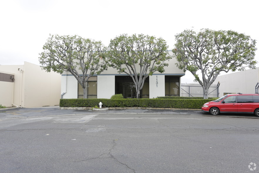 1131 Wakeham Ave, Santa Ana, CA for lease - Building Photo - Image 2 of 4