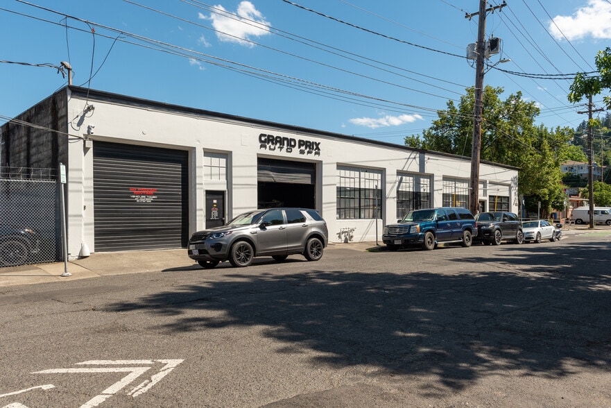 1631 SW Jefferson St, Portland, OR for lease - Building Photo - Image 1 of 8