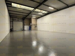 Flex in Éragny for lease Interior Photo- Image 1 of 3