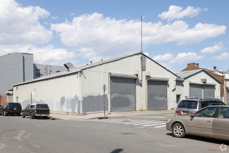 201 Ingraham St, Brooklyn, NY for lease - Building Photo - Image 3 of 6