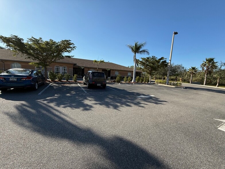 High-CAP Retirement Home, Venice, FL for sale - Building Photo - Image 3 of 9