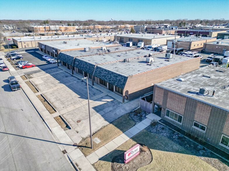 1541-1543 Bourbon Pky, Streamwood, IL for lease - Building Photo - Image 2 of 18