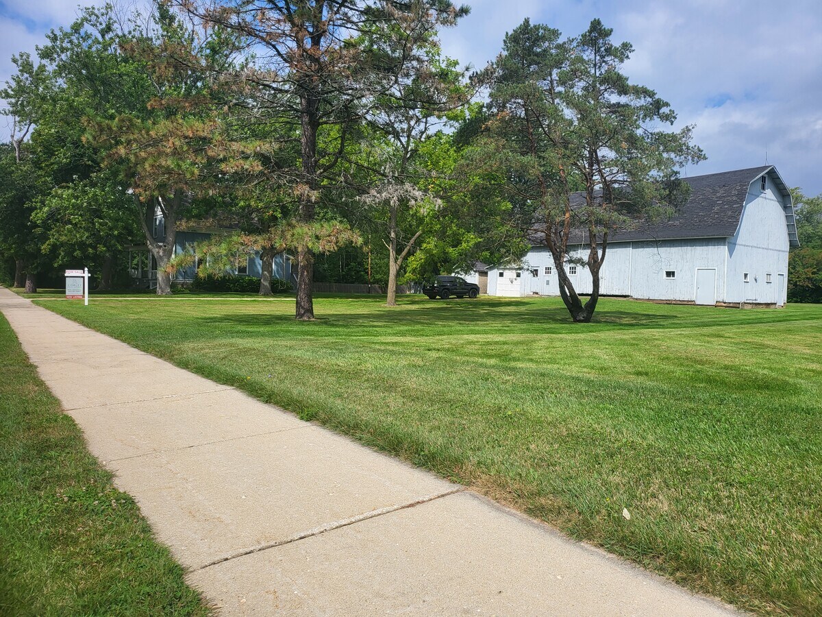 1714 W Mequon Rd, Mequon, WI 53092