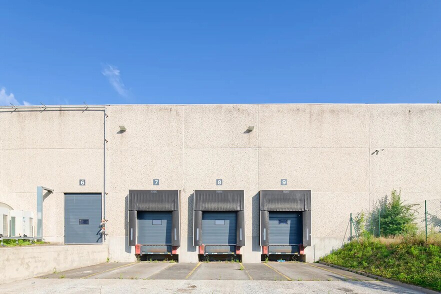 Industrial in Templemars for lease - Building Photo - Image 2 of 3