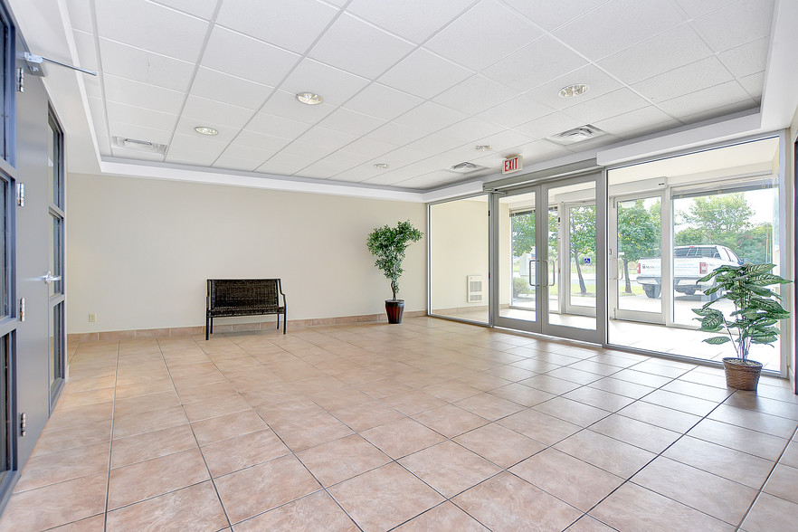 4043 Carling Ave, Ottawa, ON for lease - Lobby - Image 2 of 11