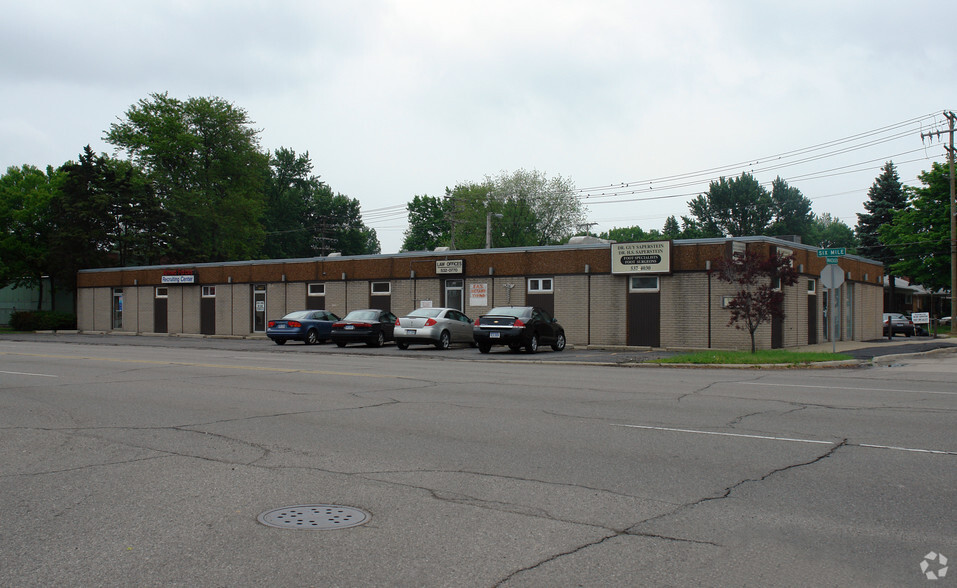 26085 W 6 Mile Rd, Redford, MI for lease - Primary Photo - Image 1 of 2