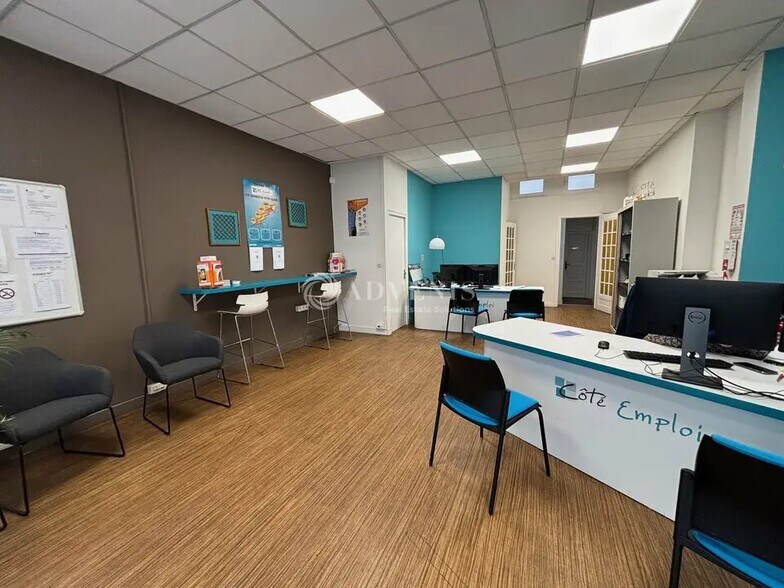 Retail in Orléans for lease - Building Photo - Image 2 of 10