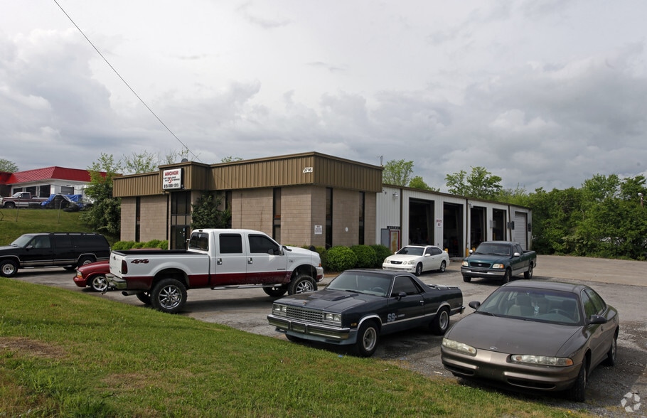 Dickerson Pike Assemblage portfolio of 3 properties for sale on LoopNet.com - Primary Photo - Image 2 of 3