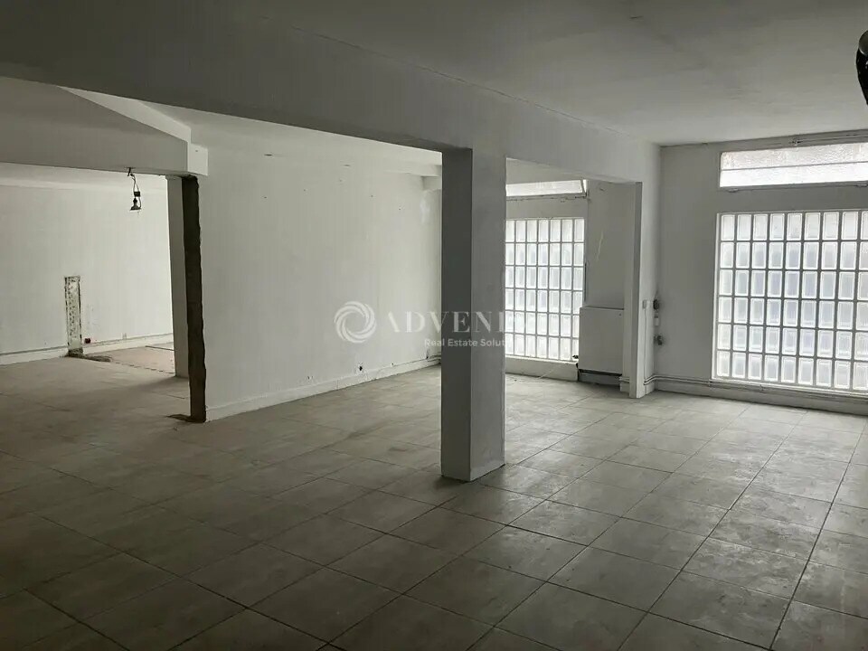 Retail in Bourges for lease Interior Photo- Image 1 of 6