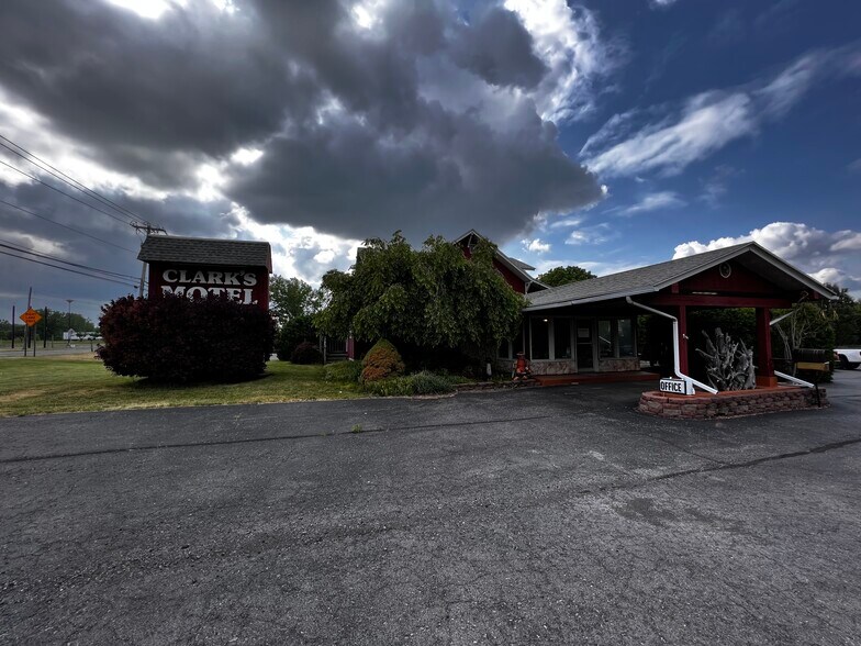 824 Canandaigua Rd, Geneva, NY for sale - Building Photo - Image 1 of 1