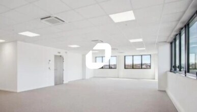 Flex in Chalifert for lease Interior Photo- Image 2 of 4