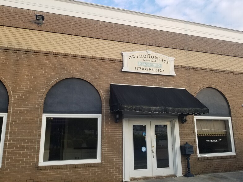 4706 Woodstock Rd, Roswell, GA 30075