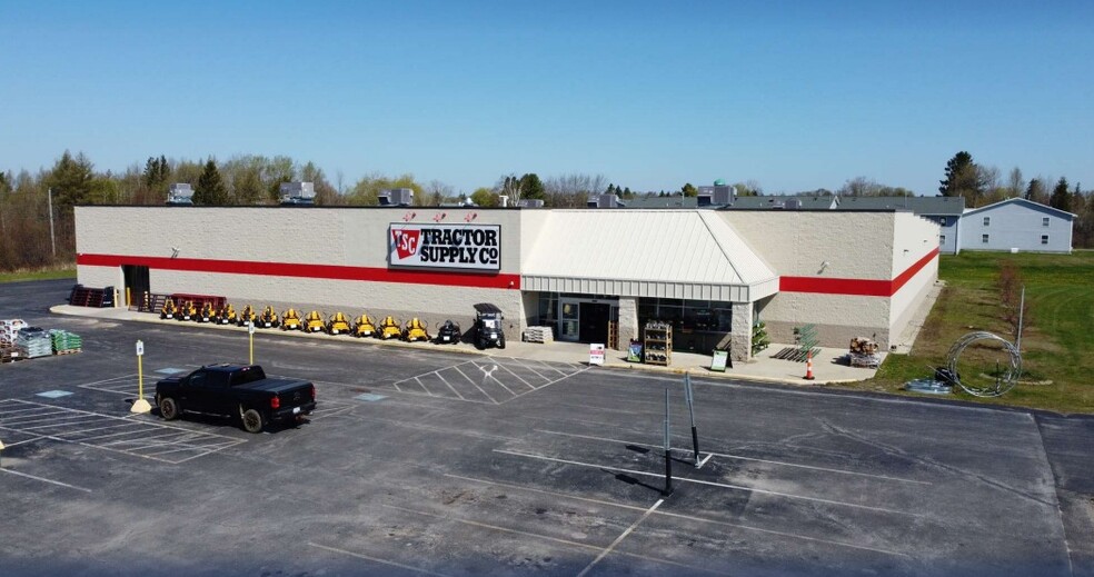 717 E Lakeshore Dr, Manistique, MI for sale - Primary Photo - Image 1 of 1