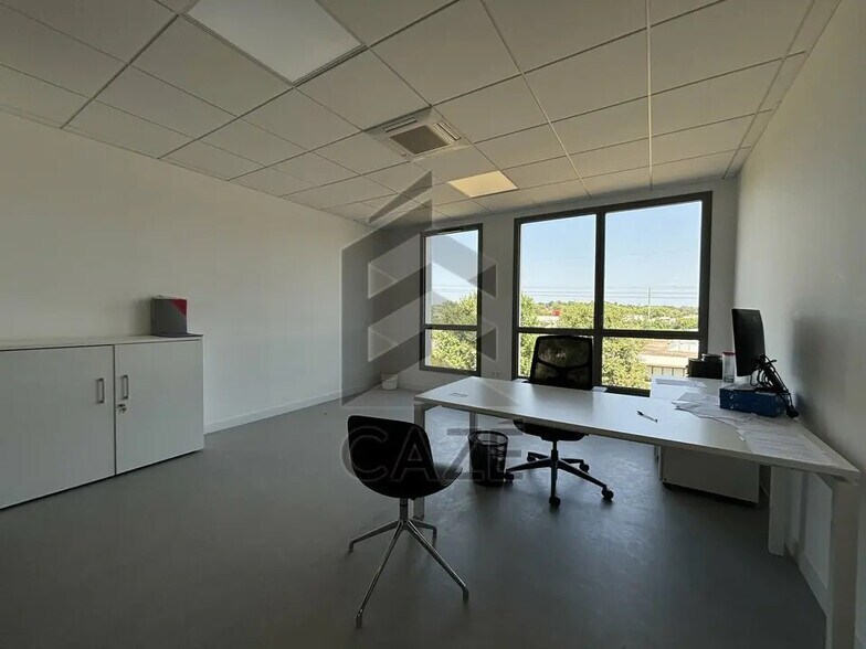 Office in Artigues-près-Bordeaux for lease - Building Photo - Image 1 of 10