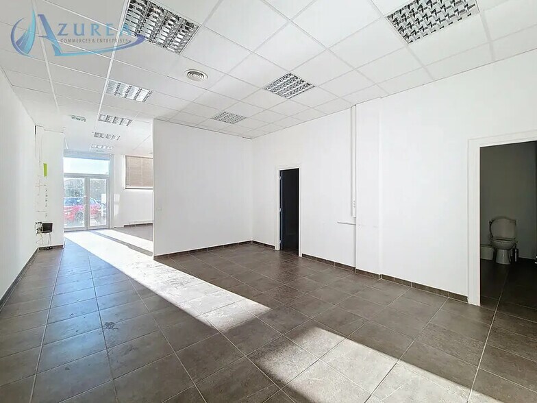 Retail in Biot for lease - Interior Photo - Image 3 of 8