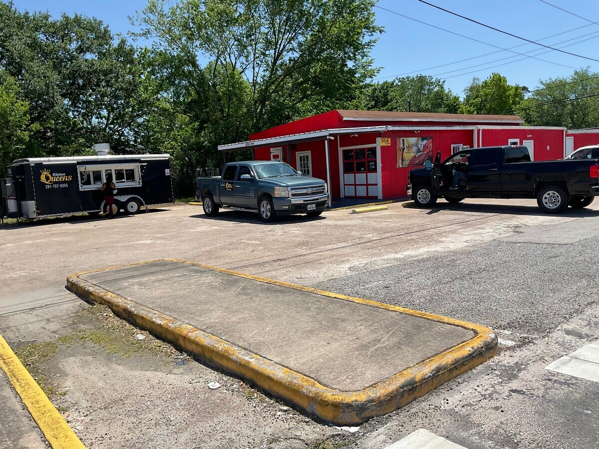 823 W Main St, La Porte, TX 77571