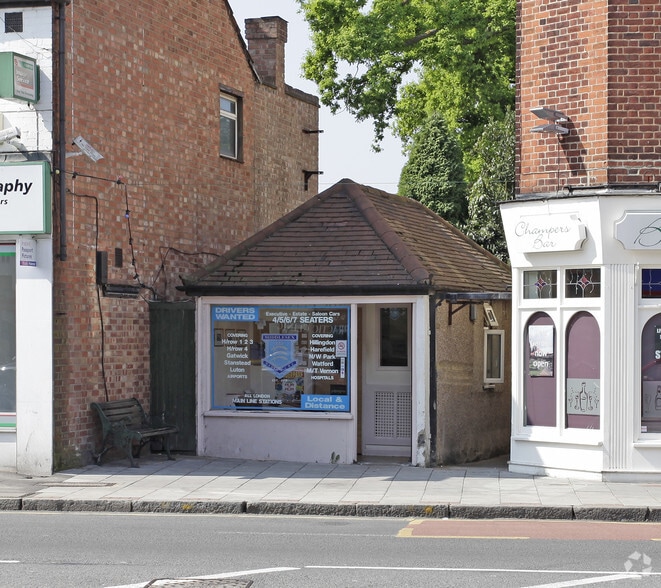 184, 184A & 184B, Field End Road portfolio of 2 properties for sale on LoopNet.com - Primary Photo - Image 2 of 2