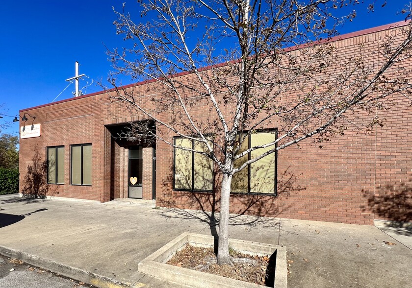 12 W 8th St, Lawrence, KS for lease - Building Photo - Image 1 of 2