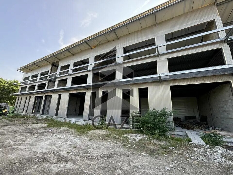 Retail in Mérignac for lease Construction Photo- Image 1 of 4